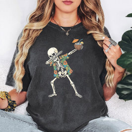 ココナッツドリンクを持つユーモラスなダビングスケルトン Tシャツ
