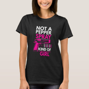 コショウのスプレーのような女の子の武器の銃Ammo Wではない Tシャツ