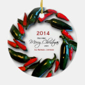 コショウのリースのベビーの初めてのクリスマスの写真 セラミックオーナメント (裏面)