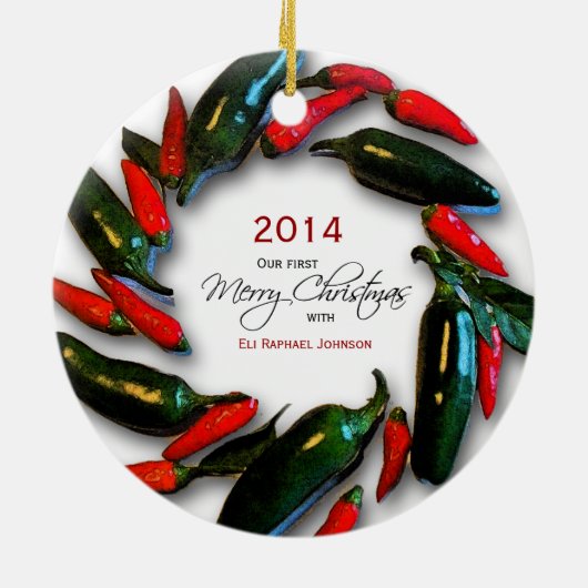 コショウのリースのベビーの初めてのクリスマスの写真 セラミックオーナメント (裏面)