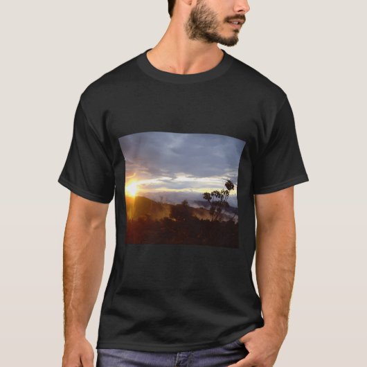 コスタリカのジャングルと山の上の夕日 Tシャツ (正面)