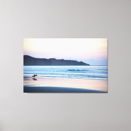 コスタリカの最後の波をキャッチするためにサーファー キャンバスプリント (正面)