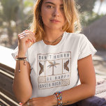 コスタリカ急いで幸せなお土産になる Tシャツ<br><div class="desc">コスタリカと一緒に「プラビダ」ライフスタイルを受け入れる急いで幸せなお土産Tシャツ!トロピカルよくはしゃぐモチーフの中でも深遠な「ハッピーな気持ちを急ぐな鮮やかい」というフレーズを取り入れ、コスタリカのレイドバックな雰囲気のエッセンスを取り入れたT型。</div>