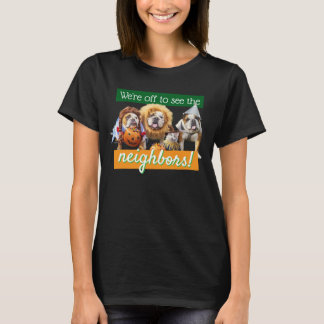 コスチューム姿の3頭のブルドッグ Tシャツ