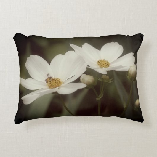 コスモスの花とミツバチ アクセントクッション (正面)