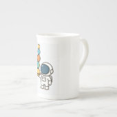 コズミックコーヒーコンパニオン – かわいい宇宙飛行士 ボーンチャイナマグカップ (正面右)