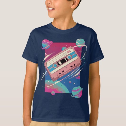 コズミックミステープ – レトロカセット浮動宇宙 Tシャツ (正面)