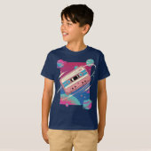 コズミックミステープ – レトロカセット浮動宇宙 Tシャツ (正面フル)