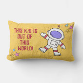 コズミック・ワールド – この子はこの世界から出ている ランバークッション (正面)