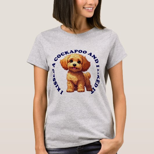コッカプーの子犬にキスをした Tシャツ (正面)