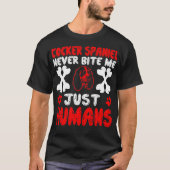 コッカースパニエル犬は決して人間の贈り物を噛まない Tシャツ (正面)