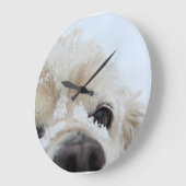 コッカースパニエル犬イン・ザ・スノー ラージ壁時計 (傾斜)
