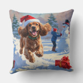 コッカー走スパニエル犬の雪のクリスマスハット クッション (裏面)