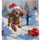 コッカー走スパニエル犬の雪のクリスマスハット シャワーカーテン (正面)