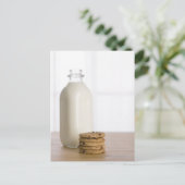 コップに入ったチョコレートチップクッキーのミルク ポストカード (スタンド正面)