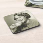 コップを握っている女性 コースター (左側)