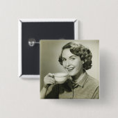 コップを握っている女性 缶バッジ (正面&裏面)