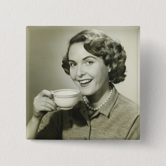 コップを握っている女性 缶バッジ (正面)