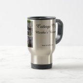 コテージとアジサイ – マーサのブドウ園 トラベルマグ (正面右)