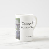 コテージとアジサイ – マーサのブドウ園 ボーンチャイナマグカップ (正面右)