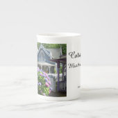 コテージとアジサイ – マーサのブドウ園 ボーンチャイナマグカップ (正面)