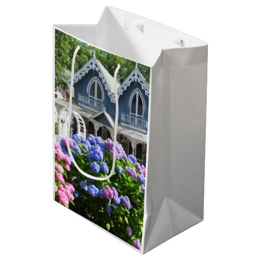 コテージとアジサイ – マーサズビンヤード ミディアムペーパーバッグ (正面アングル)
