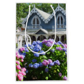 コテージとアジサイ – マーサズビンヤード ミディアムペーパーバッグ (正面)