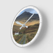 コテージと山のミュル島,スコットランド ラウンド壁時計 (傾斜)