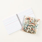 コテージのモノグラムのコアマッシュルームと花 ノートブック (内部)