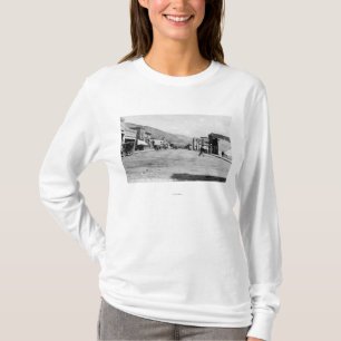 コテージの道の眺め Tシャツ