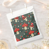 コテージコアのクリスマスマッシュルームデイジーホリー フェイバーバッグ (クリップ留めされた状態)