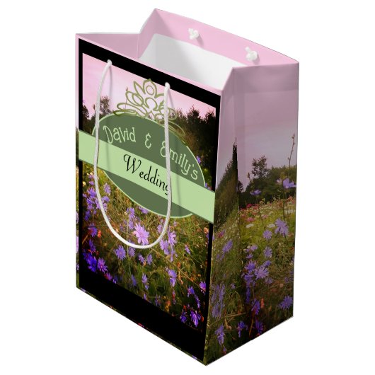 コテージコアフラワーメドウ結婚ズギフトバッグ ミディアムペーパーバッグ (裏面アングル)