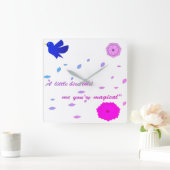 "コテージコアフローラクロック – パープルバード&ピンクフロロ スクエア壁時計 (ホーム)