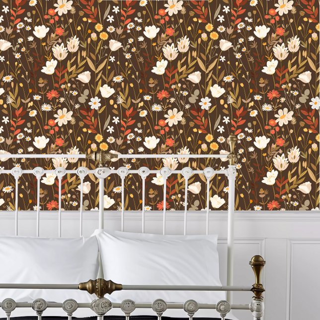 コテージコアワイルドフラワーオンブラウン 壁紙 (Cottagecore Wildflowers on Brown Wallpaper behind a white metal framed bed.)