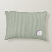 コテージセージストライプ紫フローラスクリプトモノグラム アクセントクッション (裏面)