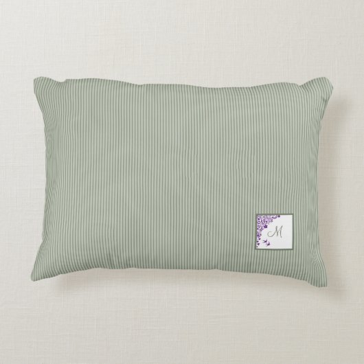 コテージセージストライプ紫フローラスクリプトモノグラム アクセントクッション (裏面)
