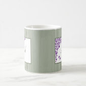 コテージセージストライプ紫フローラスクリプトモノグラム コーヒーマグカップ (中央)