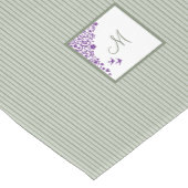 コテージセージストライプ紫フローラスクリプトモノグラム ミディアムテーブルランナー (コーナー)