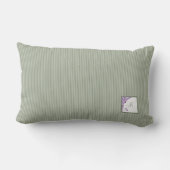 コテージセージストライプ紫フローラスクリプトモノグラム ランバークッション (裏面)