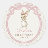 コテージチック ピンクのリボンを付けたうさぎの誕生日ステッカー ラウンドシール (正面)