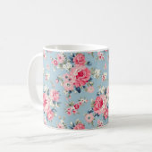 コテージパーソナライズされたピンクローズオンブルーバックグラウンド コーヒーマグカップ (正面左)
