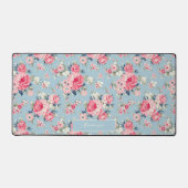 コテージパーソナライズされたピンクローズオンブルーバックグラウンド デスクマット (正面)