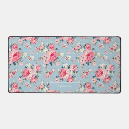 コテージパーソナライズされたピンクローズオンブルーバックグラウンド デスクマット (正面)