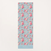 コテージパーソナライズされたピンクローズオンブルーバックグラウンド ヨガマット (正面)