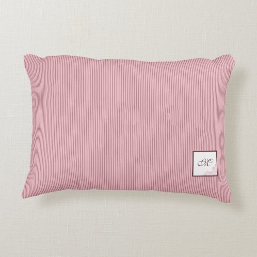 コテージピンクストライプバラレーススクリプトモノグラム アクセントクッション (裏面)