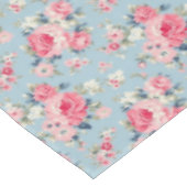 コテージピンクローゼオンブルーバックグラウンド テーブルクロス (アングル)