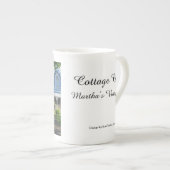 コテージ列 – マーサのブドウ園 ボーンチャイナマグカップ (正面右)