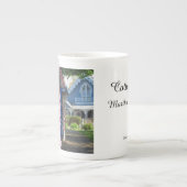 コテージ列 – マーサのブドウ園 ボーンチャイナマグカップ (正面)