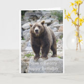 コディアックベアは岩の上に立っている カード (黄色い花)