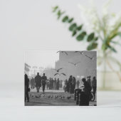 コニーアイランドの遊歩道の白黒写真 ポストカード (スタンド正面)